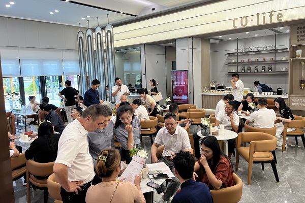 9月15日，，，，，，尊龙凯时集团首个自营房产项目“悦畔龙府”盛大开盘，，，，，，商铺房源均多方认购.jpg